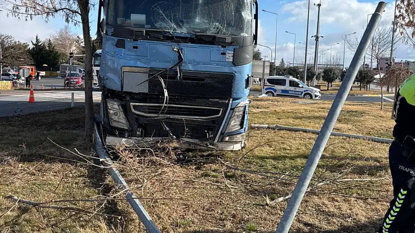 Konya'da ölümlü kaza! Kamyon otomobili biçti