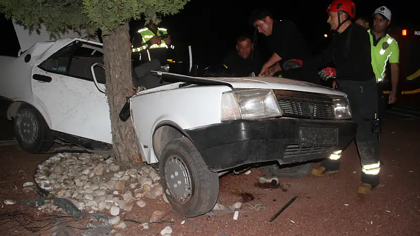 Konya'da otomobil ağaca girdi! 1'i ağır 2 yaralı