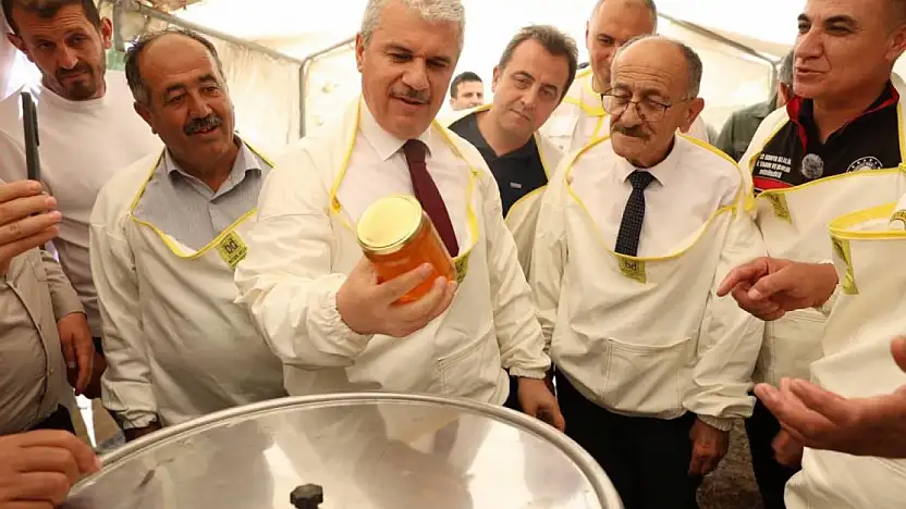 Konya'da tam 900 ton üretildi! Vali Akın, kovanın başına geçti