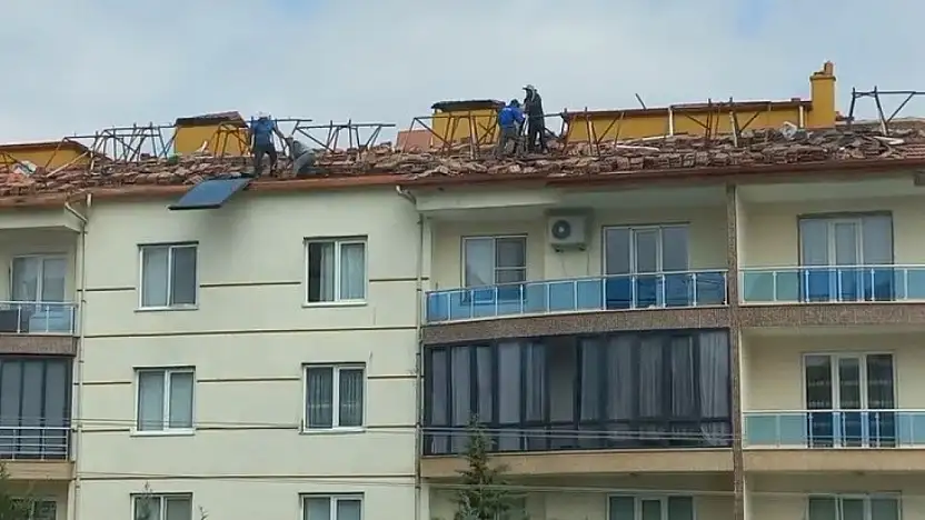 Konya'da tehlikeli çalışma: 4 katlı binadan aşağıya güneş paneli attılar!