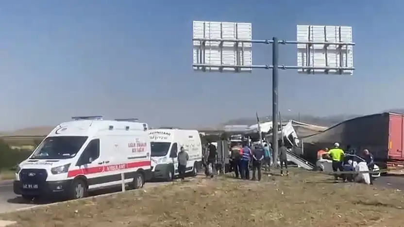 Konya'da tır karşı şeride geçip araçlara çarptı: 1 ölü, 9 yaralı!