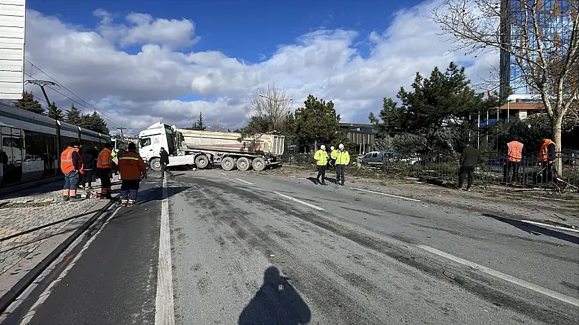 Konya'da trafiği kilitleyen kaza: Tır refüjü aştı ağaçları ezerek karşı şeride geçti!