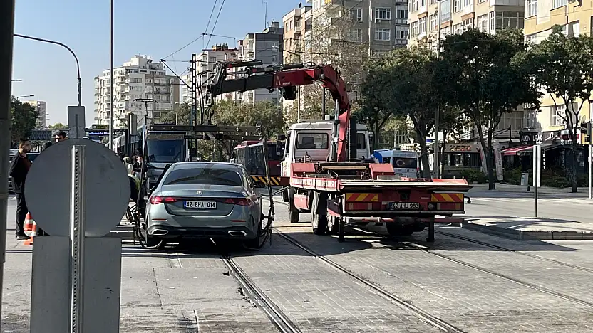 Konya'da tramvay seferlerini durduran kaza! Otomobili yerinden oynatamadılar
