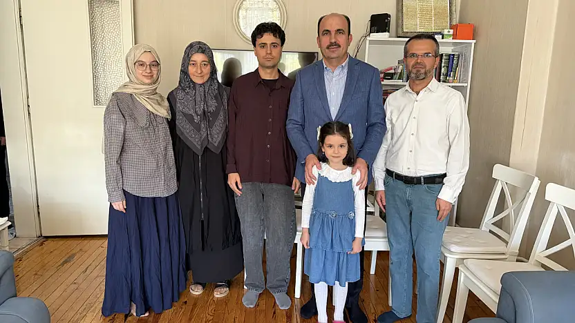 Konya'da umre sevinci yaşayan aileye Başkan Altay'dan ziyaret
