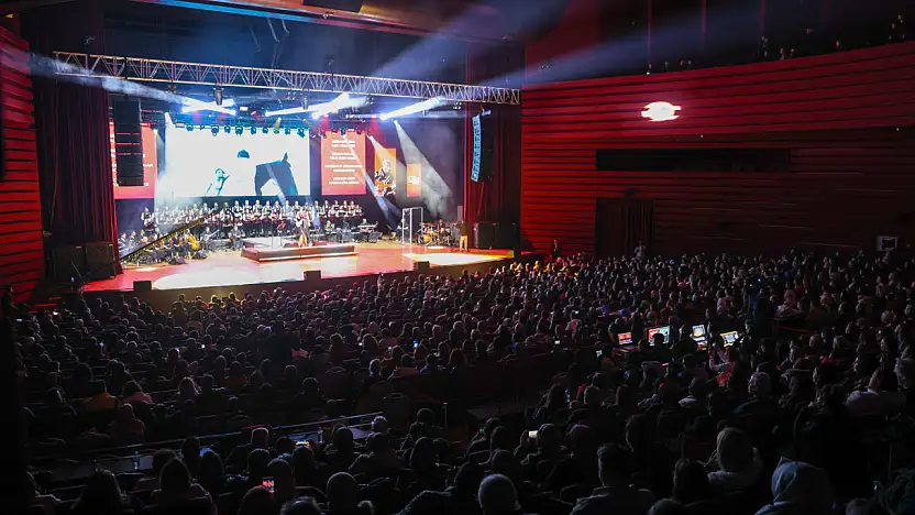 Konya'da unutulmaz bir akşam! Kayahan rüzgarı esti