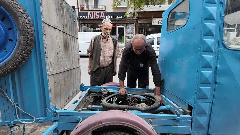Konya'da yılların yükünü çeken üç tekerlekliler ustasının elinde hayat buluyor!