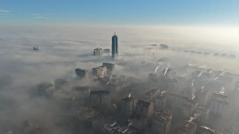 Konya'da yoğun sis görüş mesafesini düşürdü