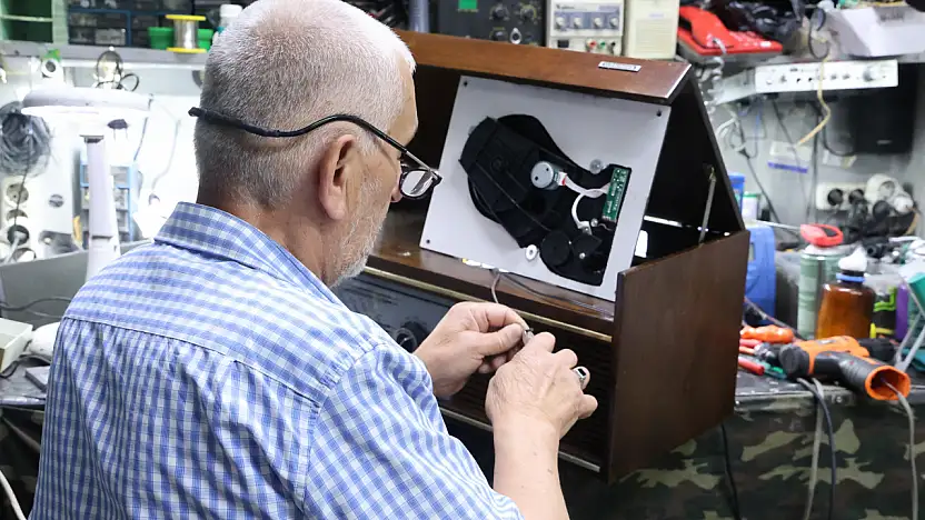 Konya'da zamanı tamir eden adam: 54 yıldır eski radyolara hayat veriyor!