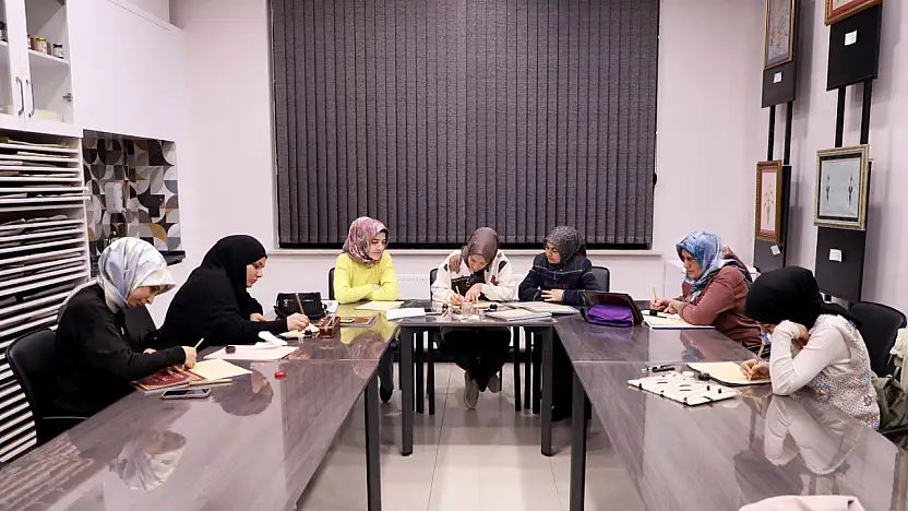 Konya'daki bu merkezde yüzlerce genç geleceğe hazırlanıyor!