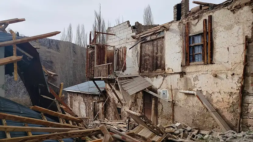 Konya'daki fırtına ortalığı birbirine kattı! İşte lodosun bıraktığı hasarın görüntüleri....