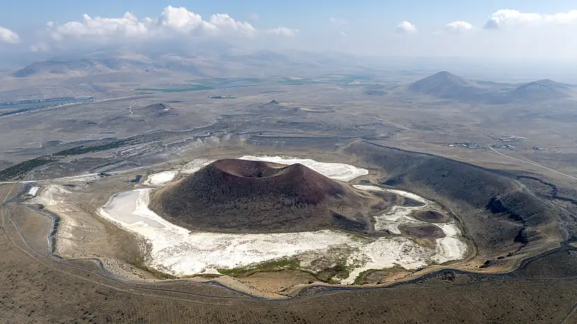 Konya'daki Meke Gölü'nün hazinesi saklanıyor!