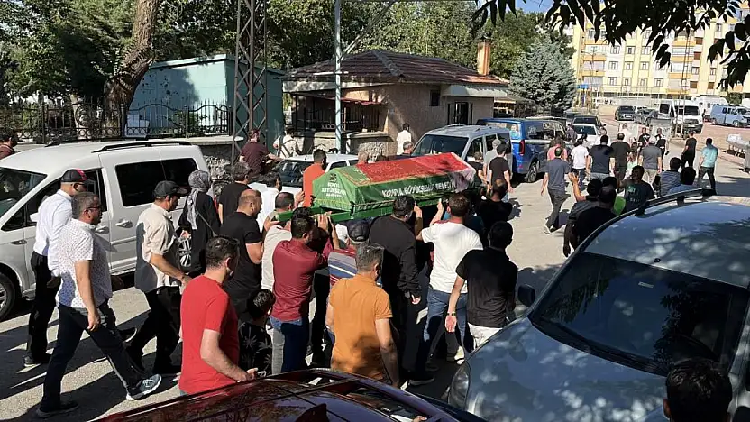 Konya 'Kırmızılı Kadın'ı son yolculuğuna uğurladı