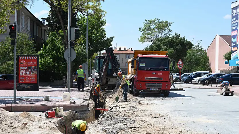 Konya'nın işlek caddesinde içme suyu ve tatlı su hatları yenileniyor