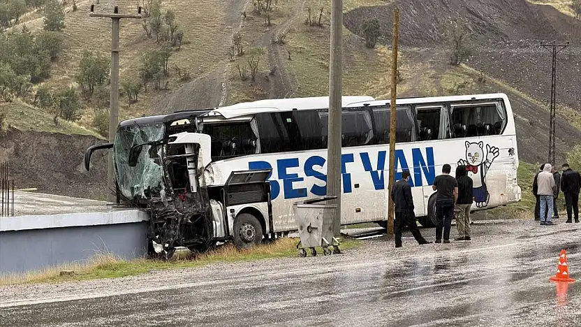 Konya plakalı TIR'la otobüs çarpıştı! 1 ölü, çok sayıda yaralı var