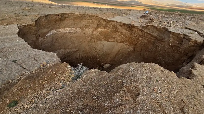 Konya'yı dev yarıklar sardı: AFAD 741 obruk kaydetti, o ilçe delik deşik...