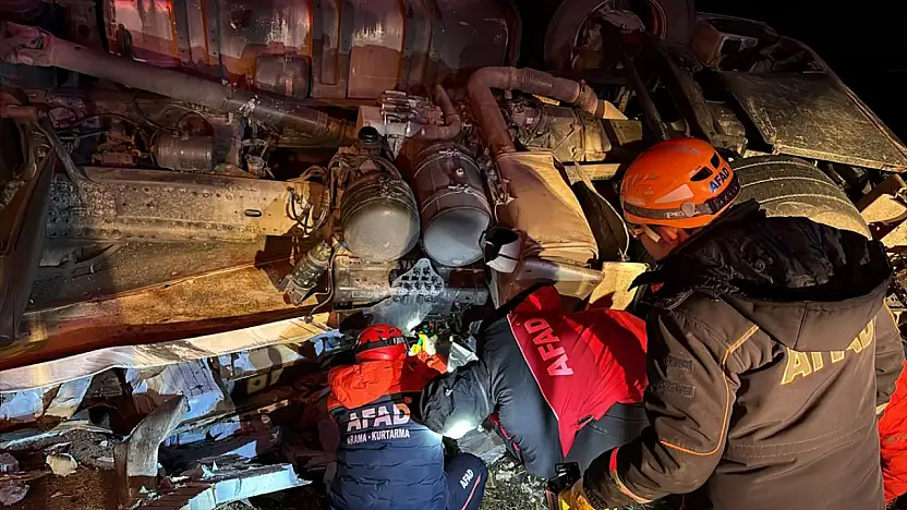 Konya yolunda acı kaza: Tır kabini sürücüye mezar oldu!