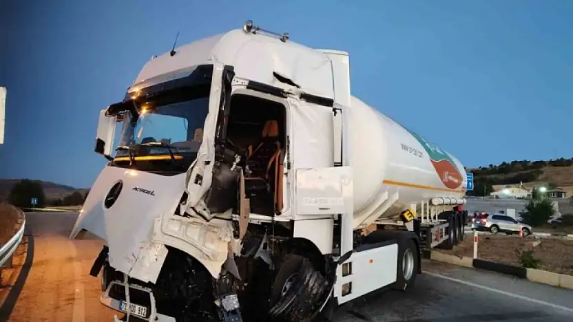 Konya yolunda kamyon ile tanker birbirine girdi! Çok sayıda yaralı var