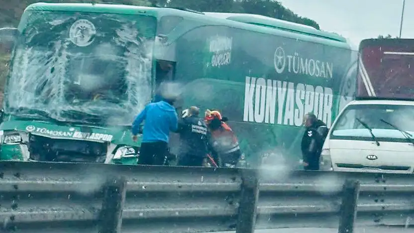 Konyaspor takım otobüsü İstanbul'da kaza yaptı
