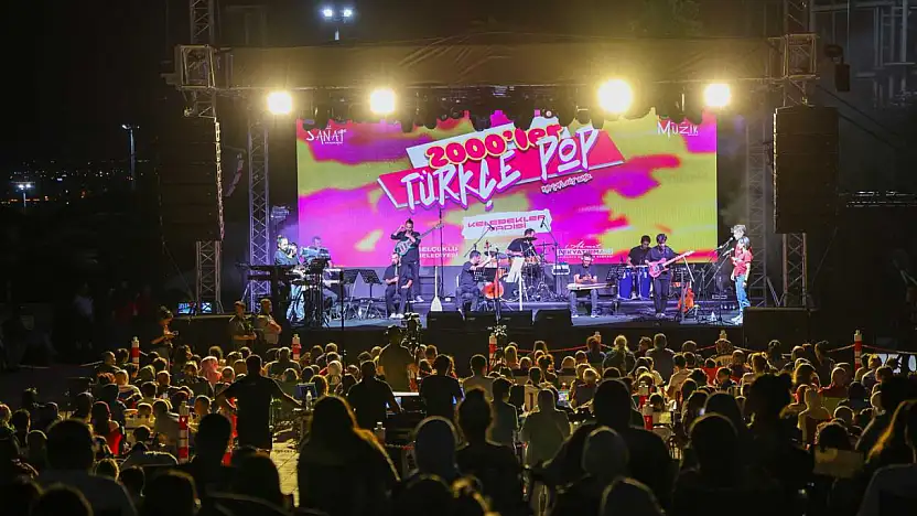 Selçuklu'da 2000'ler rüzgârı: Sanat Akademisi'nden nostalji dolu konser