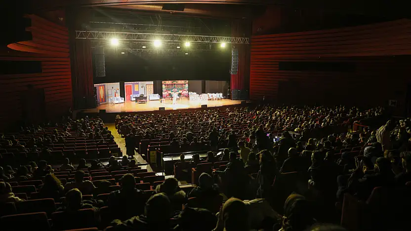 Selçuklu'da kahkaha tufanı! Genç Paldır Güldür Şov sahne aldı