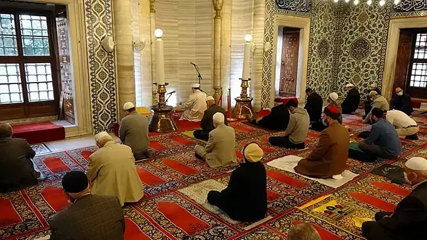 Üç ayların ilk müjdesi: Regaip Kandili