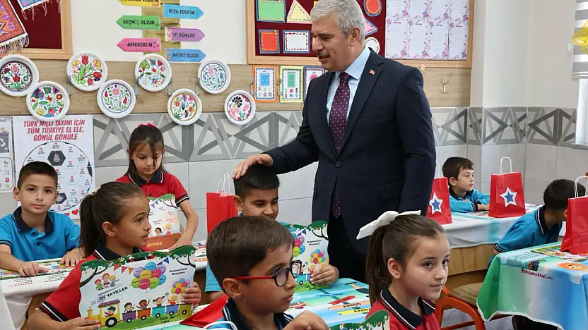 Vali Akın, Konya'da öğrencilerin karne heyecanına eşlik etti