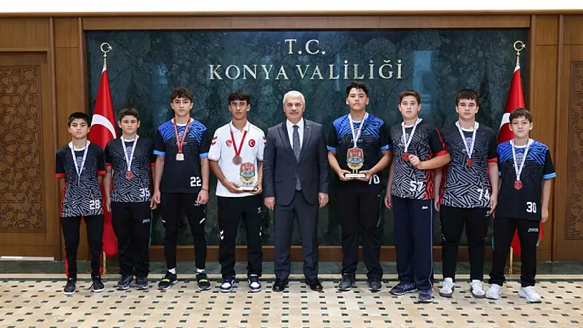 Vali Akın, Konya'nın şampiyon güreşçileriyle buluştu
