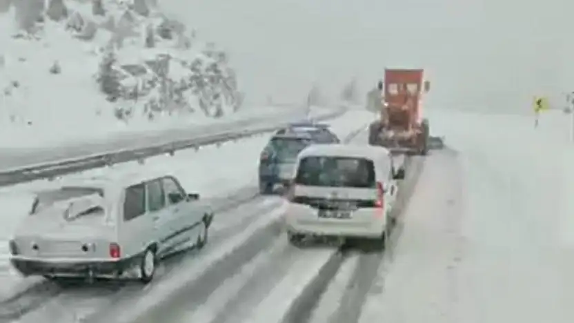 Yola çıkacaklar dikkat! Konya'nın o bölgesine kar yağışı başladı!