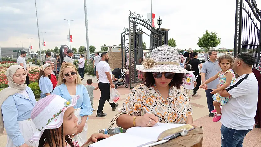 Ziyaretçiler Hatıra Defterine yazdı: Karatay Lavanta ve Gül Parkı'na hayran kaldılar!