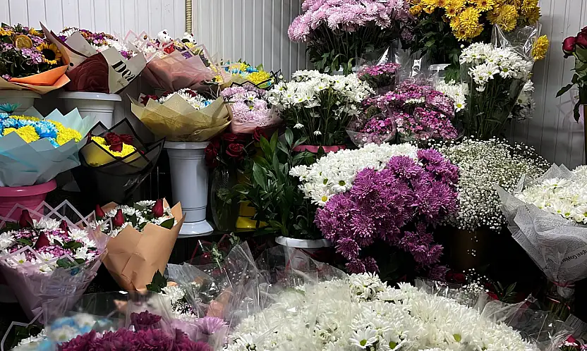 Aşkın rengi çiçekçileri hareketlendirdi! Sevgililer günü mesaisi başladı