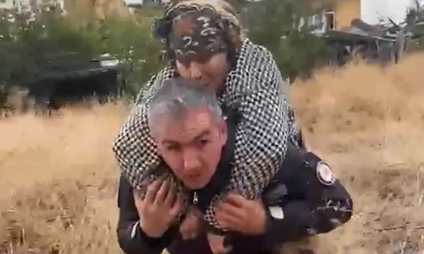 Bakan Çiftçi'den sırtında yaşlı kadını taşıyan polise övgü: Milletimizin gönlüne dokundu!