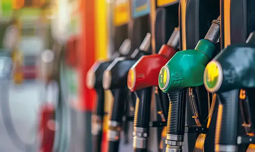 Benzin ve motorinde beklenen zam rafa kaldırıldı!