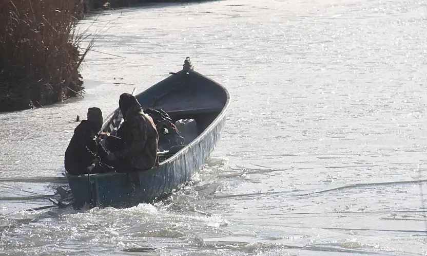 Beyşehir'de göl yüzeyi dev bir pist oldu! Balıkçıların buz mesaisi başladı!