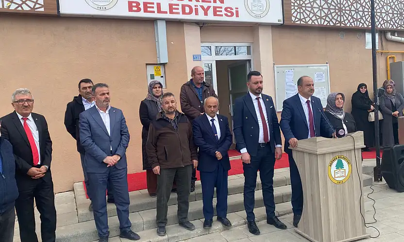 Cezaevinden çıktı soluğu belediyede aldı! Alkışlarla karşılandı!