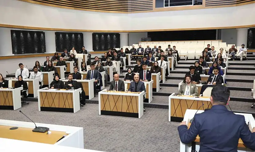 Geleceğin siyasetçileri Meram Meclisi'nde! Başkan Kavuş gençlerle buluştu