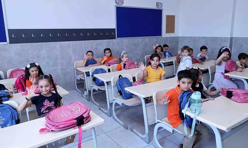 Karatay'da 8 yıllık gelenek bozulmadı: 9 bin öğrenciye kırtasiye desteği!