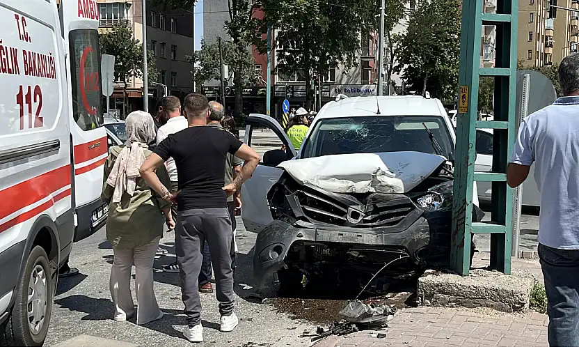 Konya'da 2 araç önce çarpıştı sonra direğe savruldu: 6 yaralı!