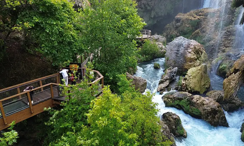 Konya'da 20 metreden dökülen huzurun ve serinliğin sesi: Yerköprü Şelalesi!