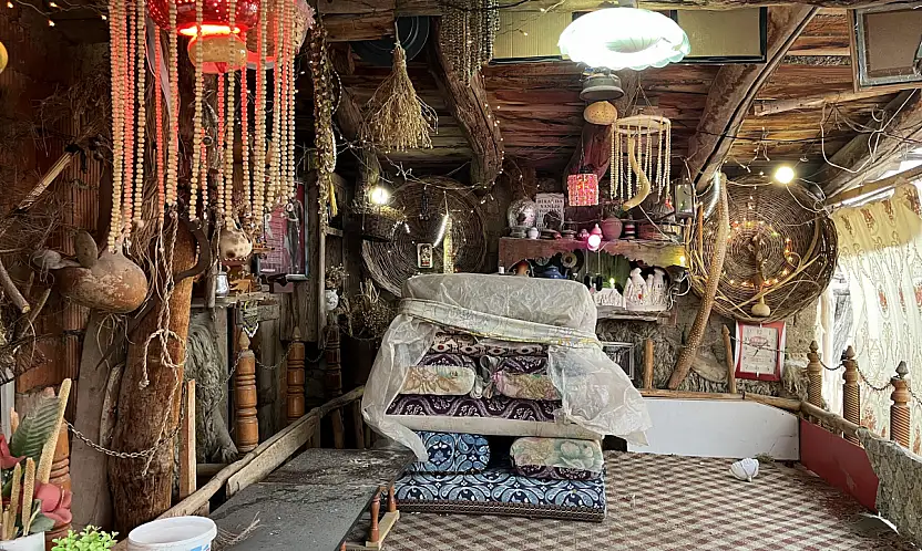 Konya'da 30 yıldır topladığı antikalarla bahçesini müzeye çevirdi!