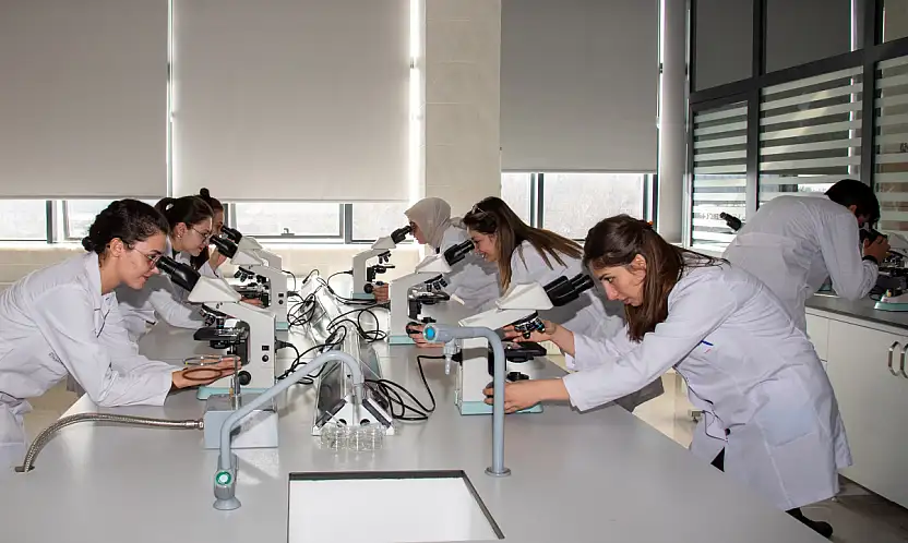 Konya'da bir ilk: SÜ'de Robotik Cerrahi ve Dijital PET-CT dönemi!