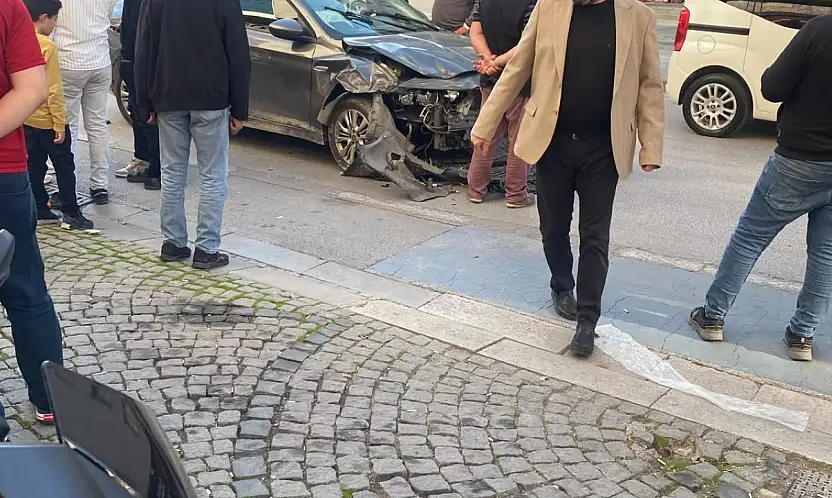 Konya'da cadde ortasında kaza! Otomobil ağır hasar aldı