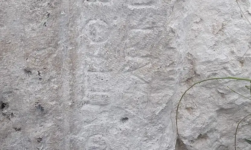 Konya'da cami önündeki tarihi kaideyi böyle çaldılar!