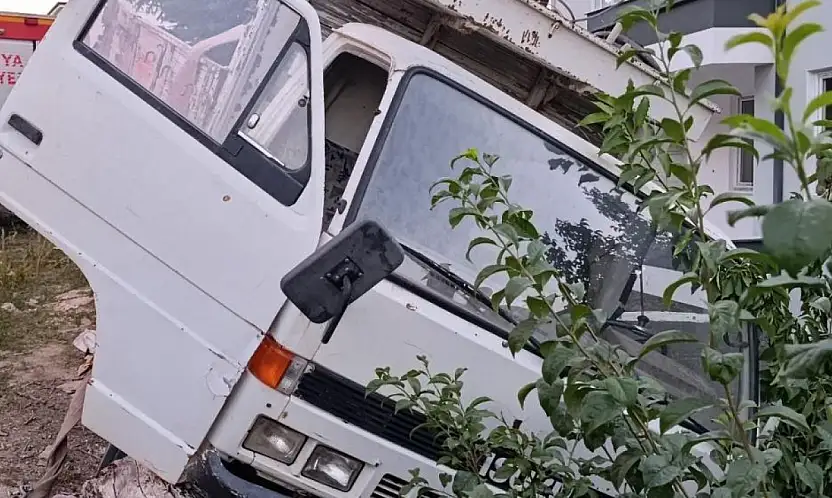 Konya'da can pazarı: Araç ile demir korkuluklar arasında sıkıştı!