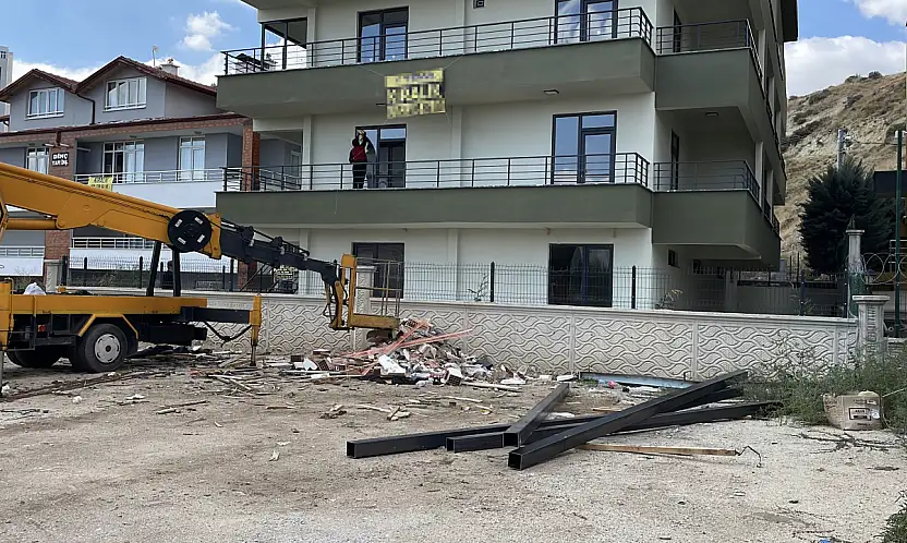 Konya'da çatı çalışması faciaya dönüyordu! Vinçten düşen işçi yaralandı