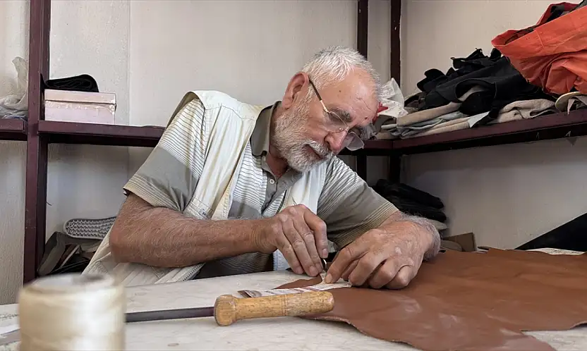 Konya'da dede mesleği kunduracılık seri üretime geçti: 3 kuşak dünyaya açıldı!