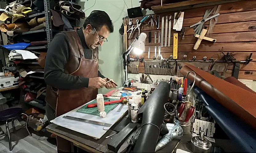 Konya'da derinin saatle buluştuğu sanata evli çift omuz omuza şekil veriyor!