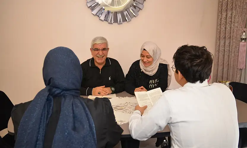Konya'da evlat hasretini koruyucu ailelikle dindirdiler!