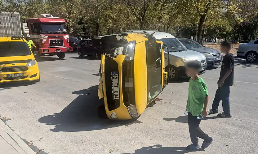 Konya'da feci kaza: Ticari taksi devrildi, savrulan araç zabıtaya çarptı!
