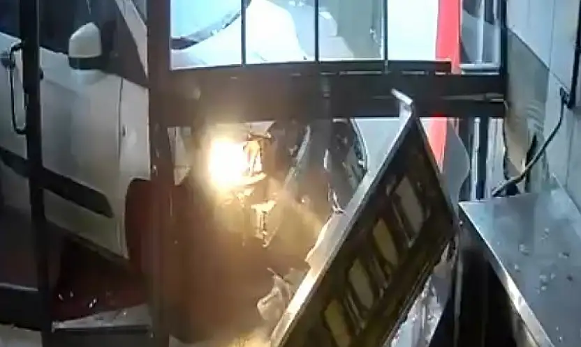 Konya'da film gibi kaza: Dönerciye lavaş servisi dükkanın içinde bitti