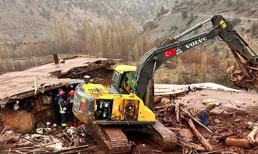 Konya'da fırtına ahırı yerle bir etti: 262 hayvan enkaz altında kaldı!